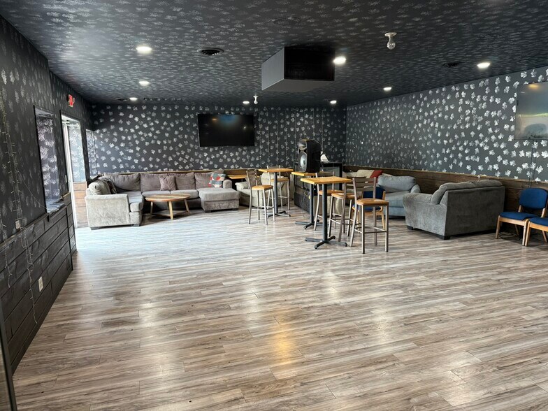 More Photos Of 908 River St, Troy Restaurant For Sale