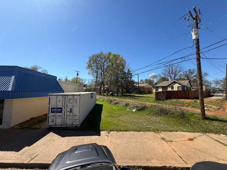 More Photos Of 1404 W Gentry Pky, Tyler Freestanding For Sale