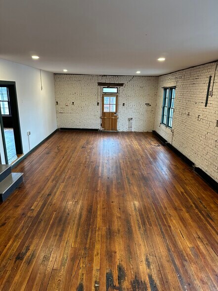 More Photos Of 55 N Cedar St, Lititz Showroom For Lease