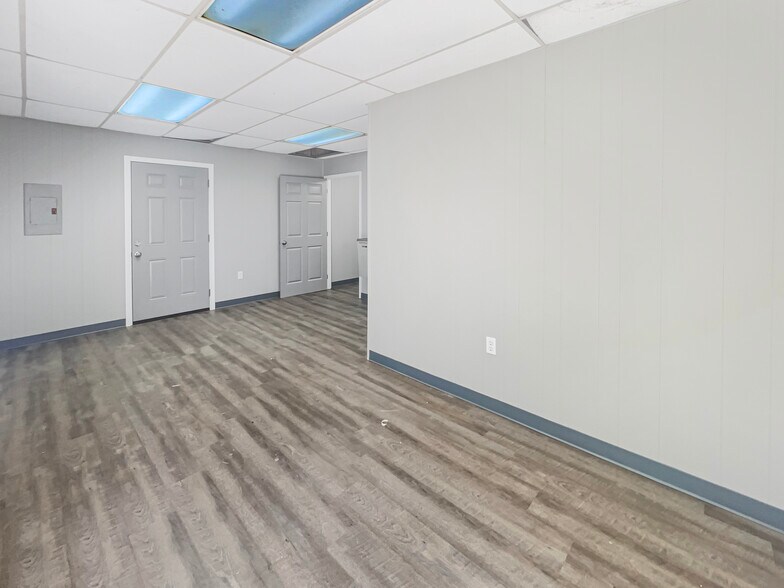 More Photos Of 800 Industrial Cir, Phenix City Distribution For Lease