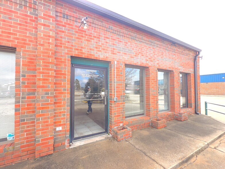 More Photos Of 802-806 Wynan Ct, Anadarko Medical For Sale