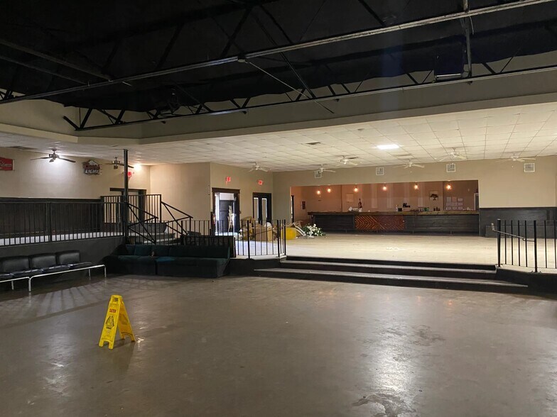 More Photos Of 4004 FM 974, Bryan Showroom For Lease