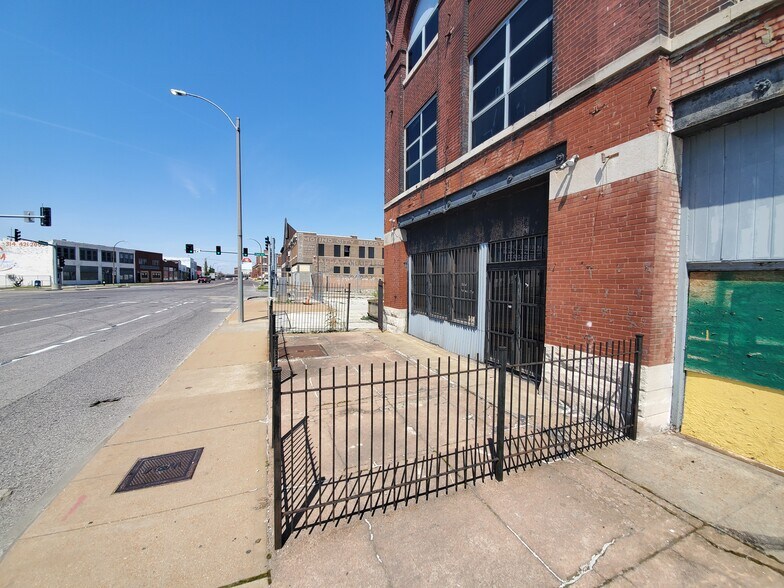 More Photos Of 1440 N Broadway, Saint Louis General Retail For Sale
