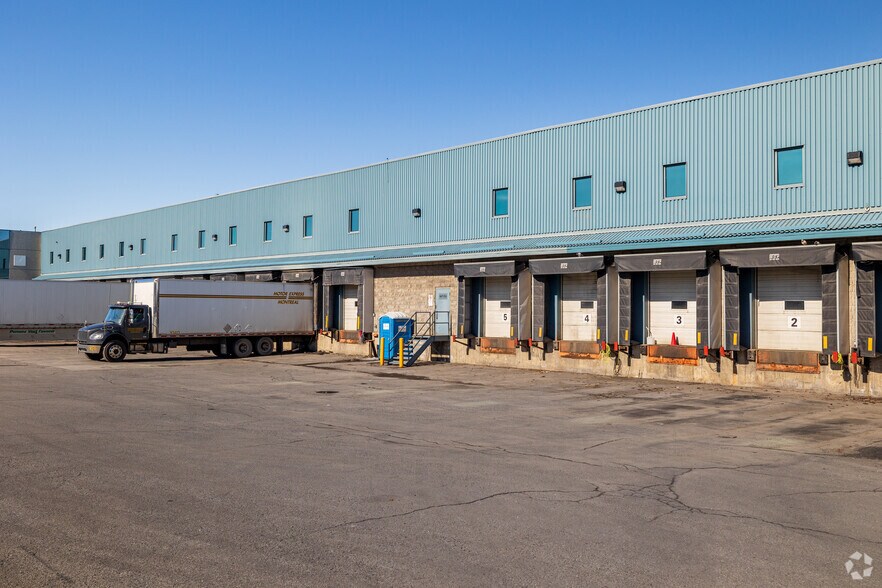 More Photos Of 2125 Av 23E, Montréal Distribution For Lease