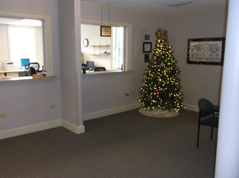 More Photos Of 601 Oregon St, Oshkosh Office For Lease
