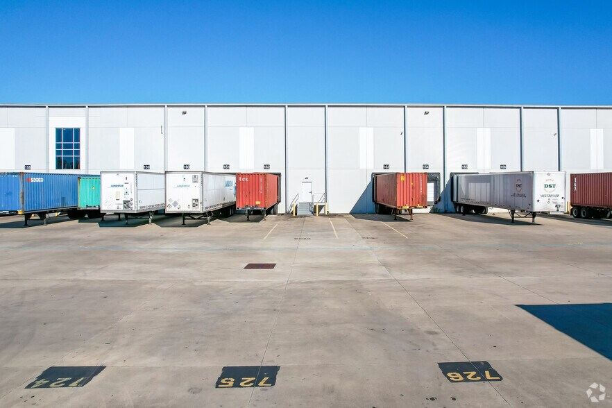 More Photos Of 400 Trade Zone Blvd, Summerville Distribution For Lease