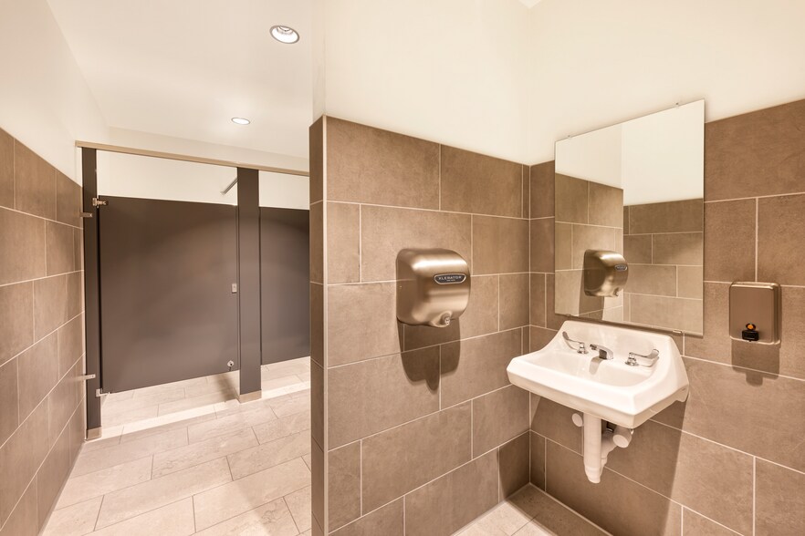 More Photos Of 13301 North 137th Avenue, Surprise Distribution For Lease