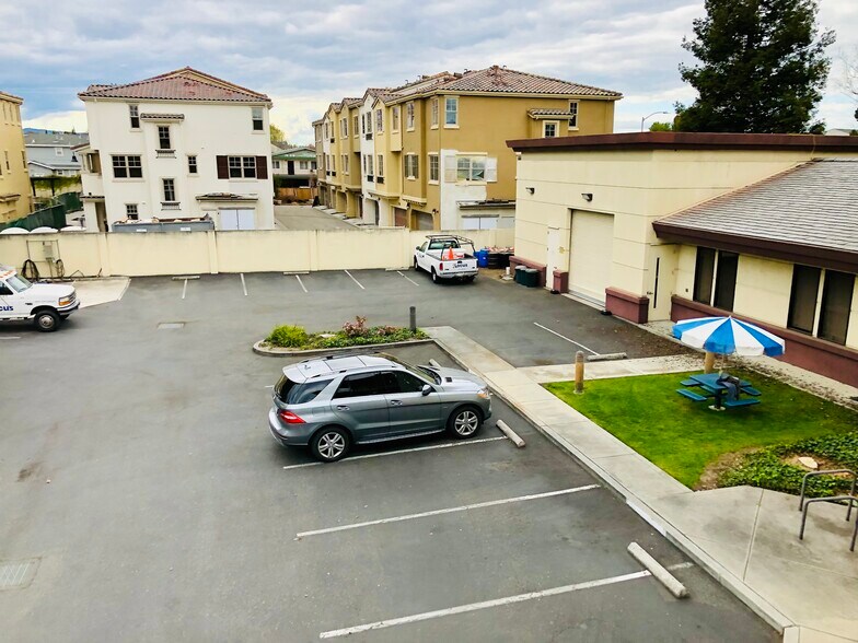 More Photos Of 299 Fairchild Dr, Mountain View Light Distribution For Lease