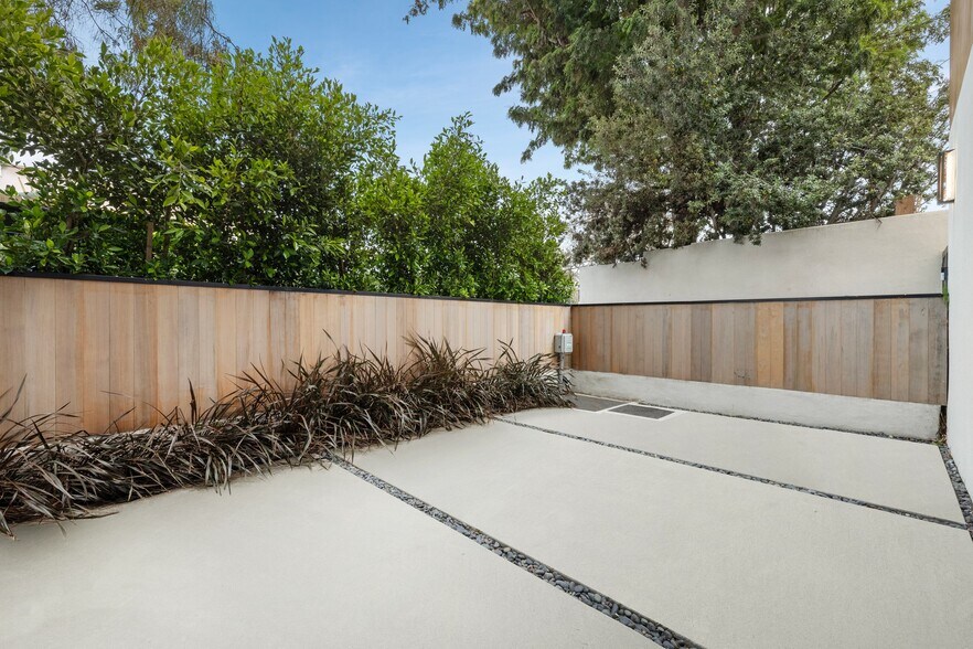 More Photos Of 609 Broadway St, Venice Apartments For Sale