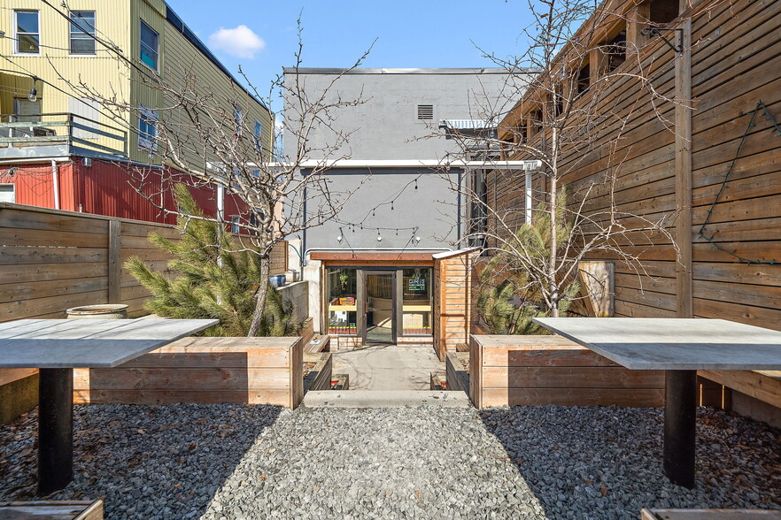 More Photos Of 5090-5092 St Notre-Dame O, Montréal General Retail For Sale