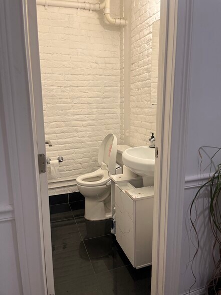 More Photos Of 120 W 25th St, New York Apartments For Lease