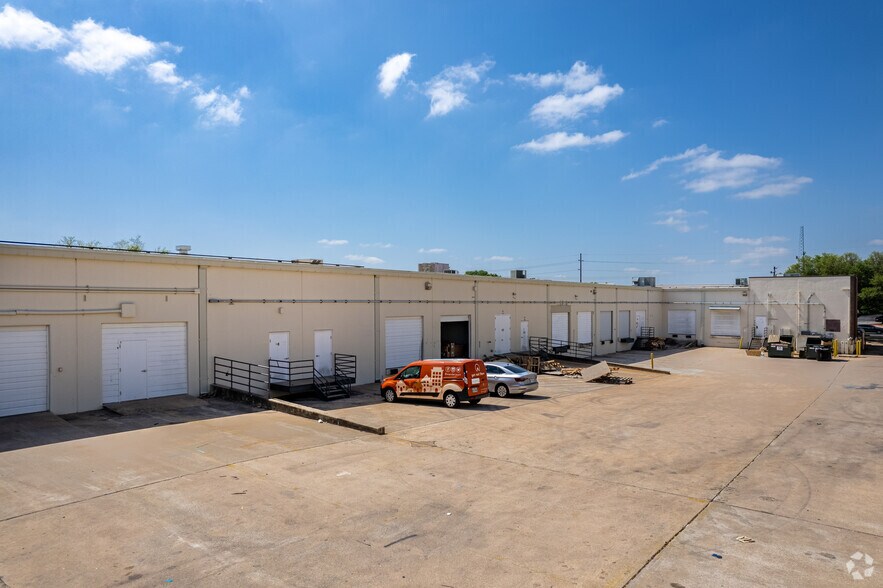 More Photos Of 4210 S Industrial Dr, Austin Light Distribution For Lease