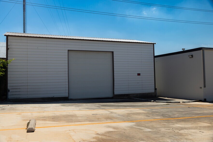 More Photos Of 307-311 Lombrano St, San Antonio Warehouse For Lease