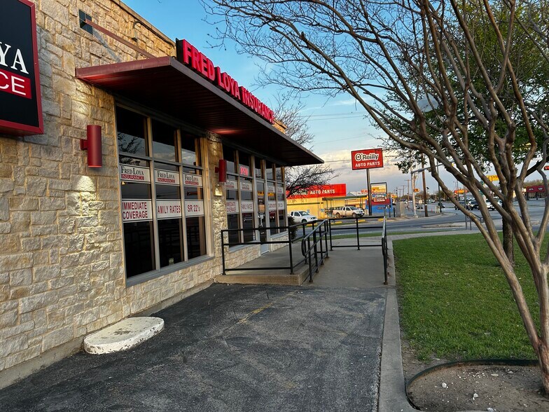 More Photos Of 969 E Irving Blvd, Irving Storefront For Sale