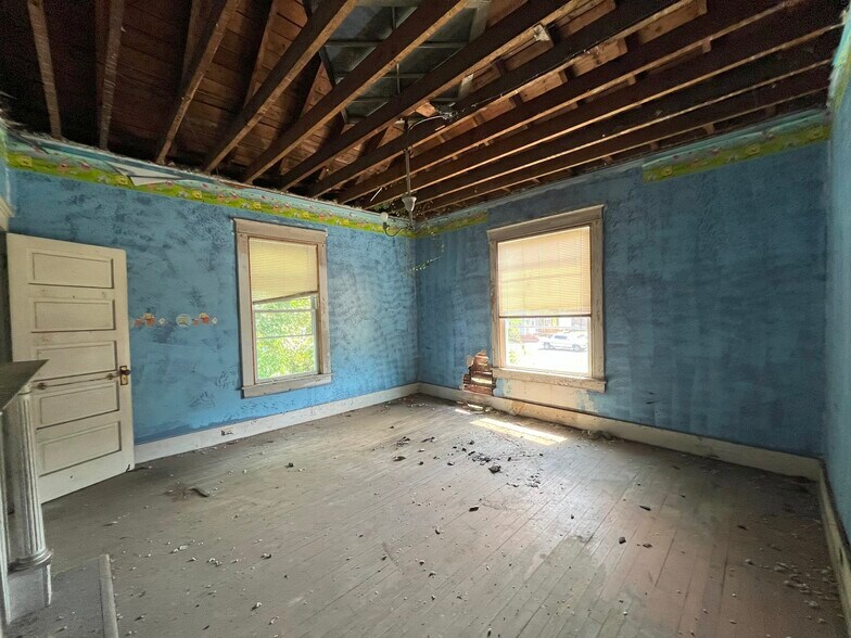 More Photos Of 17 Corling St, Petersburg Flex For Sale