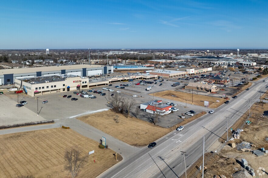 More Photos Of 350-372 Townline Rd, Mundelein General Retail For Lease