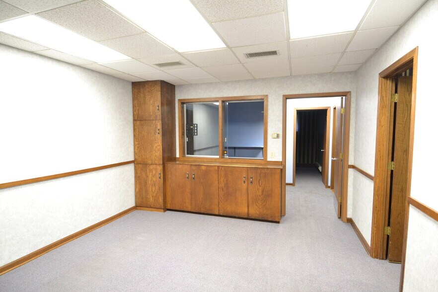 More Photos Of 1 Crown Dr, Kirksville Office For Sale