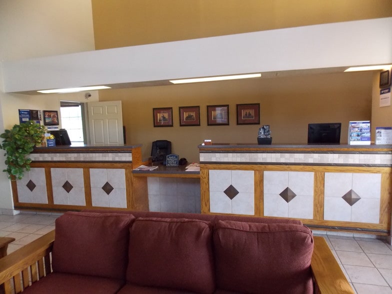 More Photos Of 207 US Highway 77 S, Hallettsville Hotel For Sale