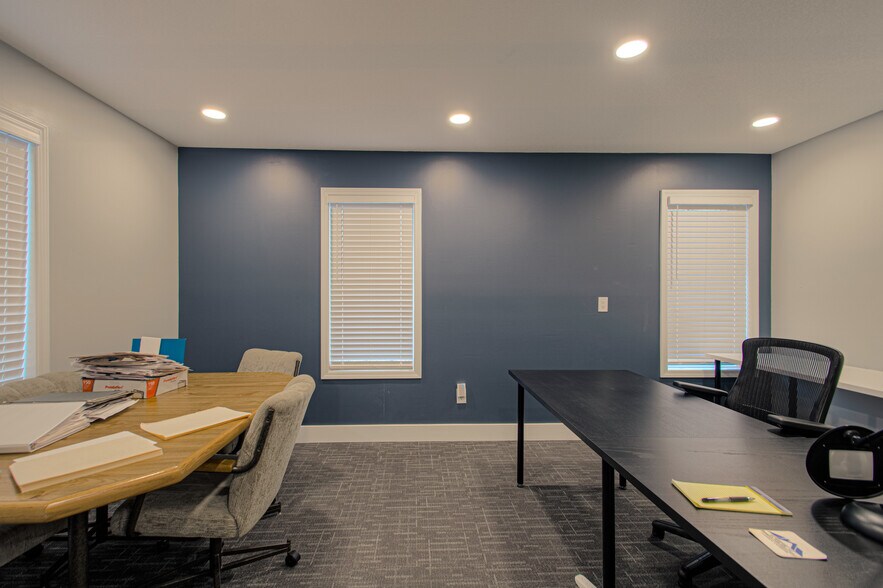 More Photos Of 1600 SW Market St, Lee's Summit Office For Sale