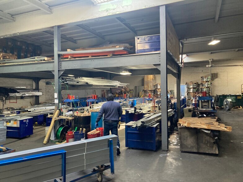 More Photos Of 32 Intersection St, Hempstead Warehouse For Lease