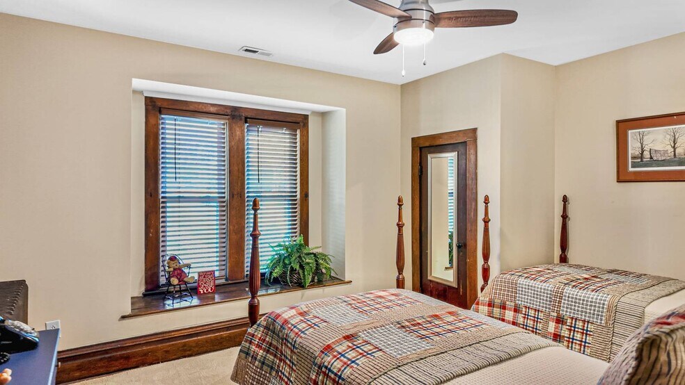 More Photos Of 323 Ballengee St, Hinton Office For Sale