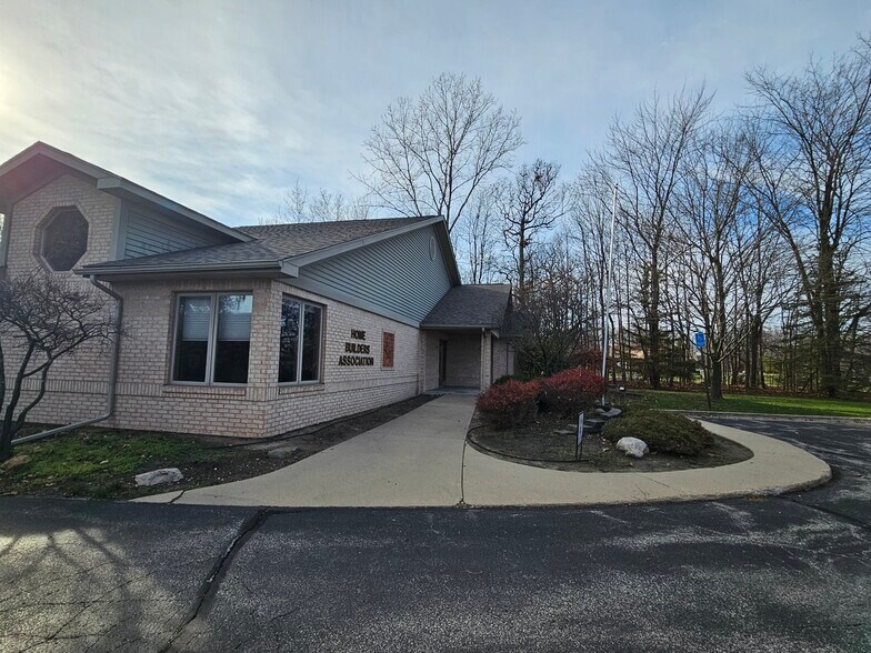 More Photos Of 3165 Cabaret Trl S, Saginaw Office For Sale