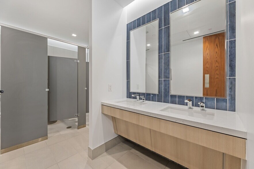 More Photos Of 4747 Bellaire Blvd, Bellaire Unknown For Lease