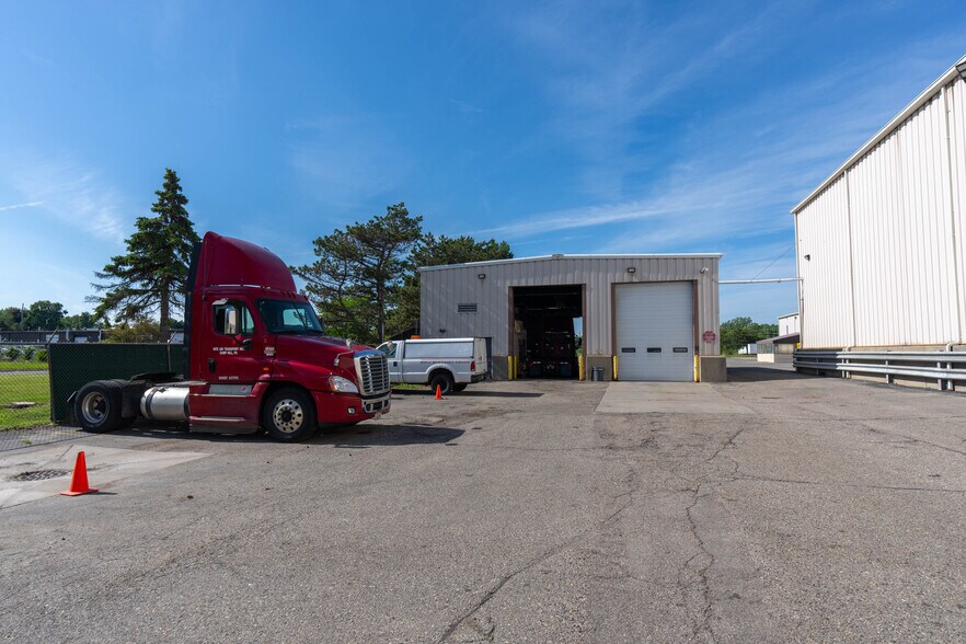 More Photos Of 5400 Perry Dr, Waterford Distribution For Lease