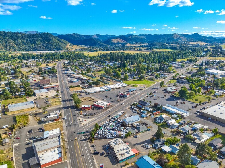 More Photos Of 120 SW Douglas Blvd, Winston Supermarket For Lease