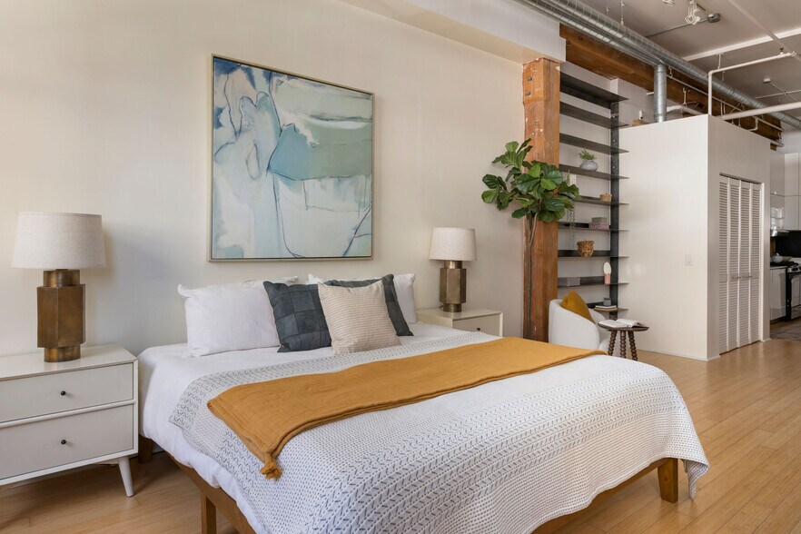 More Photos Of 500-530 Molino St, Los Angeles Office For Sale
