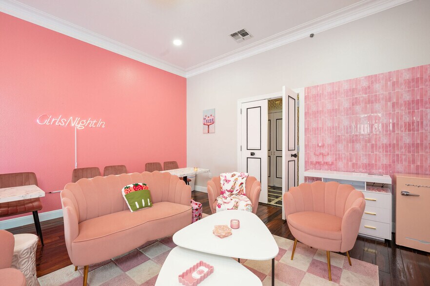 More Photos Of 152-170 S Main St, Boerne Storefront For Lease