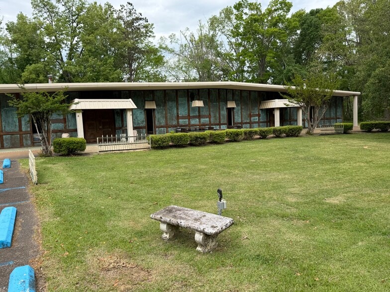 More Photos Of 1951 E 3rd St, Corinth Cemetery Mausoleum For Sale