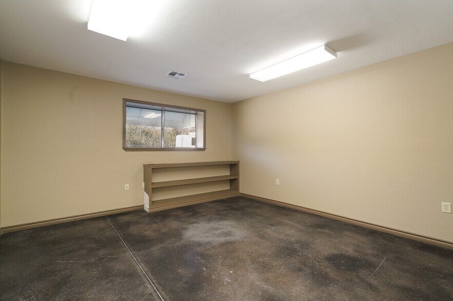 More Photos Of 2 Hill View Ln, Boerne Warehouse For Lease