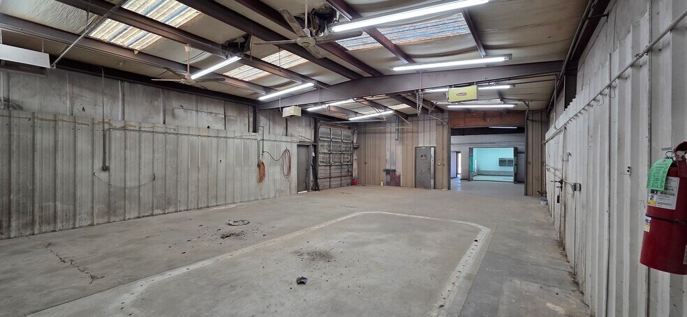 More Photos Of 5716 I-35 Industrial Blvd, Edmond Service For Lease