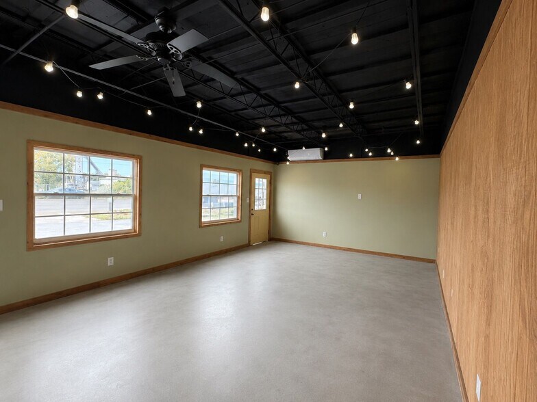 More Photos Of 1625 Starkey Rd, Largo Service For Lease