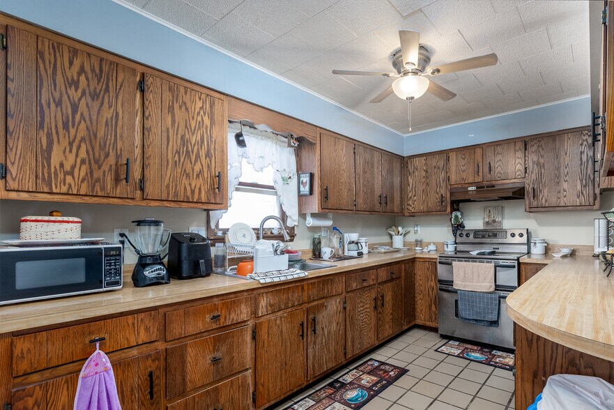 More Photos Of 415 N Sycamore St, Somonauk Apartments For Sale