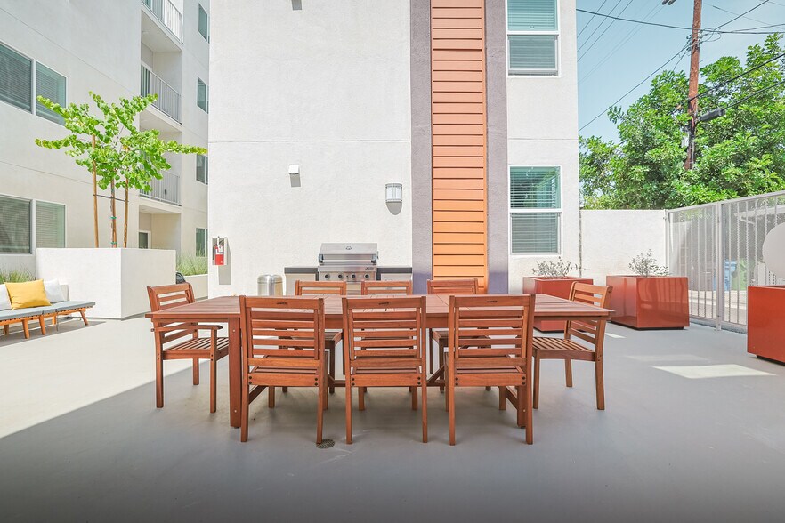 More Photos Of 10555 Bloomfield St, Toluca Lake Apartments For Sale