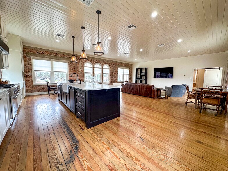 More Photos Of 1 N Mechanic St, El Campo Office For Sale