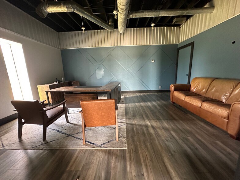 More Photos Of 3111 S Travis St, Sherman Distribution For Lease