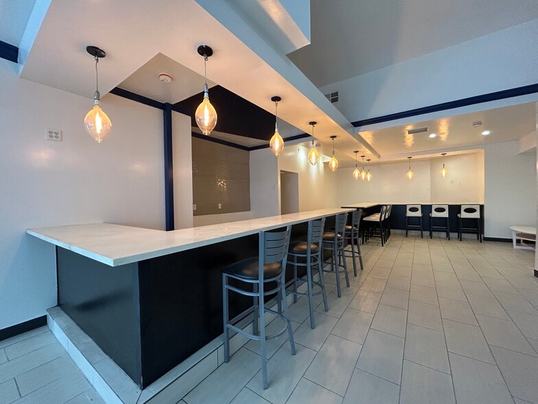 More Photos Of 1032 S Western Ave, Los Angeles Bar For Lease