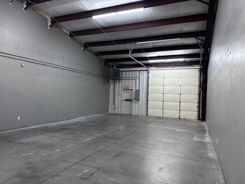 Primary Photo Of 524 Tower Dr, Moore Flex For Lease