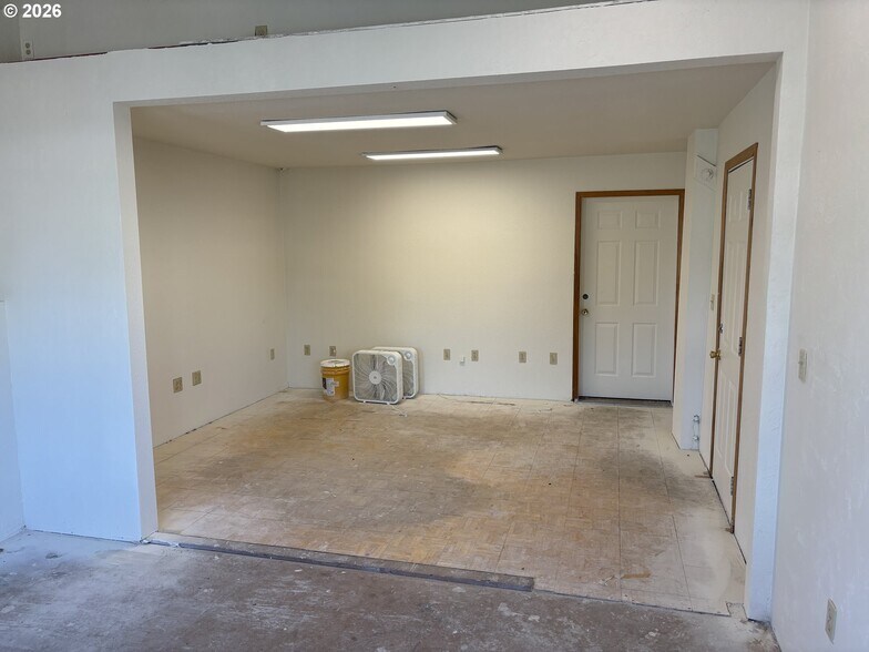 More Photos Of 1466 NE Lafayette Ave, McMinnville Flex For Lease