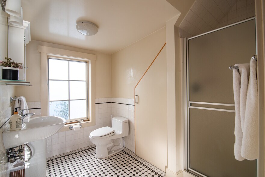 More Photos Of 1117 Abbot Kinney Blvd, Venice Loft Creative Space For Lease