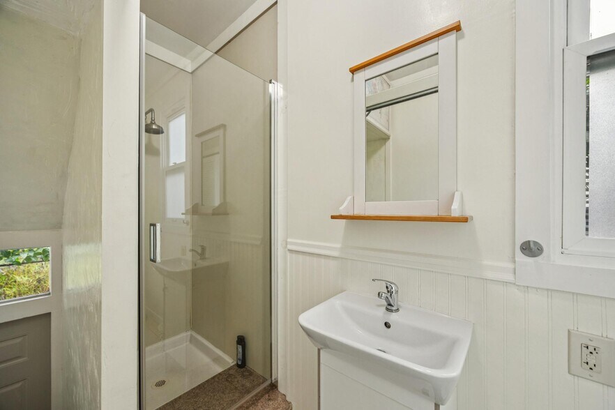More Photos Of 356-360 24th St, Oakland Flex For Sale