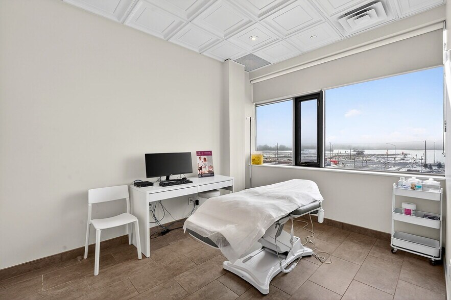 More Photos Of 3075 Hospital Gate, Oakville Medical For Lease