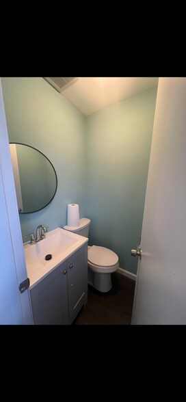 More Photos Of 652 Suffolk Ave, Brentwood Office For Sale