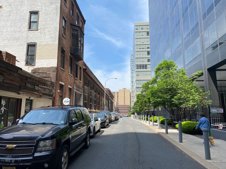 More Photos Of 2002 Ludlow St, Philadelphia Office For Lease