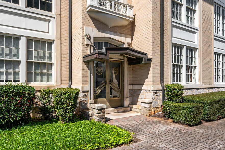 More Photos Of 1708 Peachtree St NW, Atlanta Office For Sale