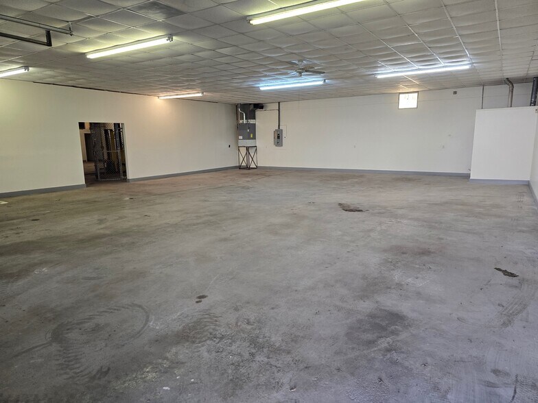 More Photos Of 700 Main St, Elsmere Warehouse For Lease