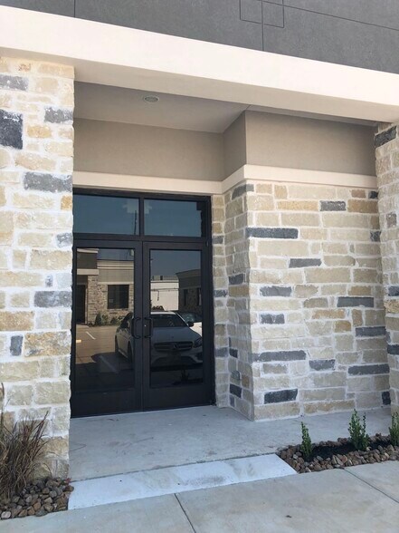 More Photos Of 633 E Fernhurst Dr, Katy Medical For Lease